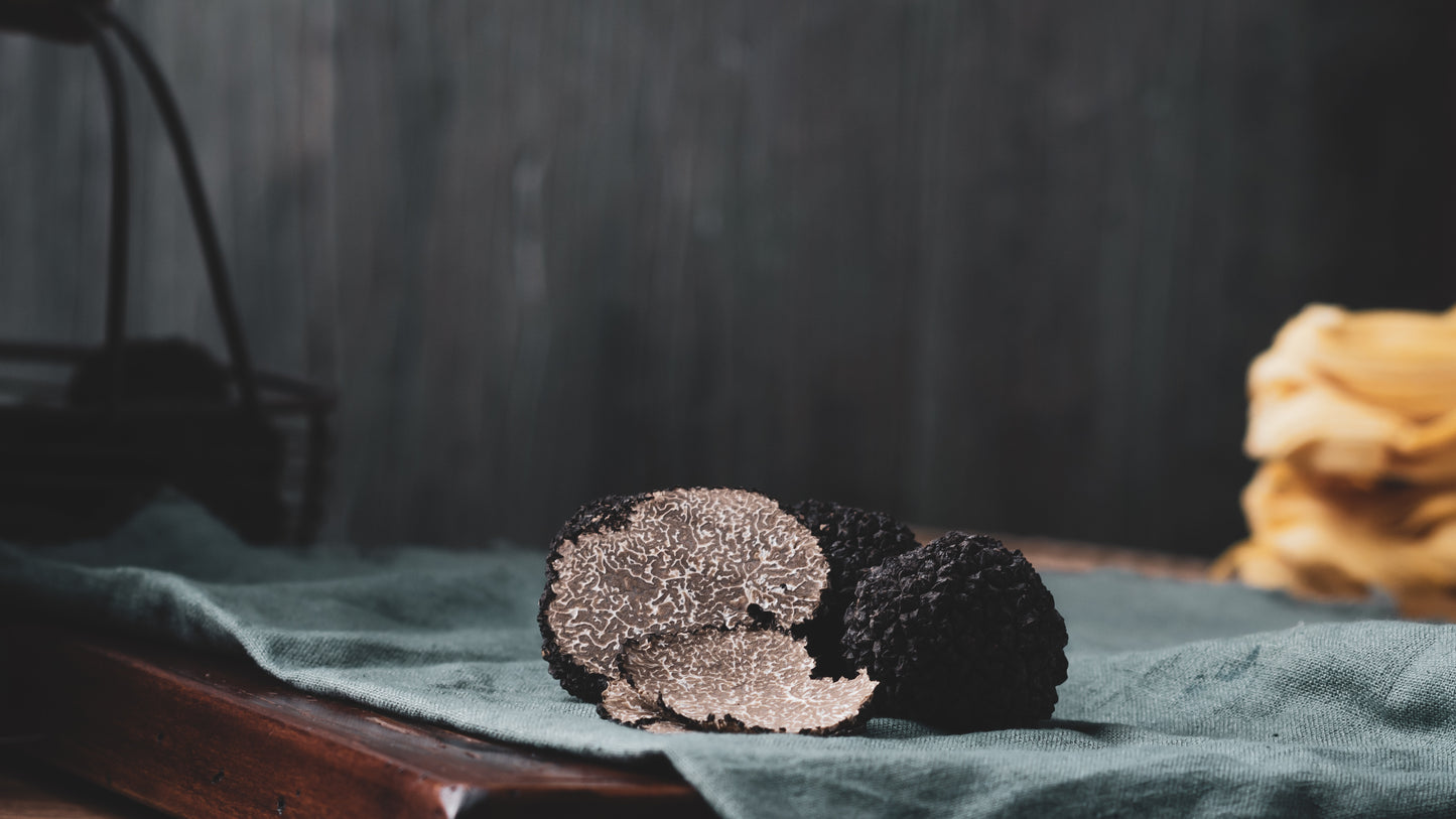 Truffle oil with real black truffle - based on extra virgin olive oil. For sauces and to refine dishes. Suitable for a vegan diet