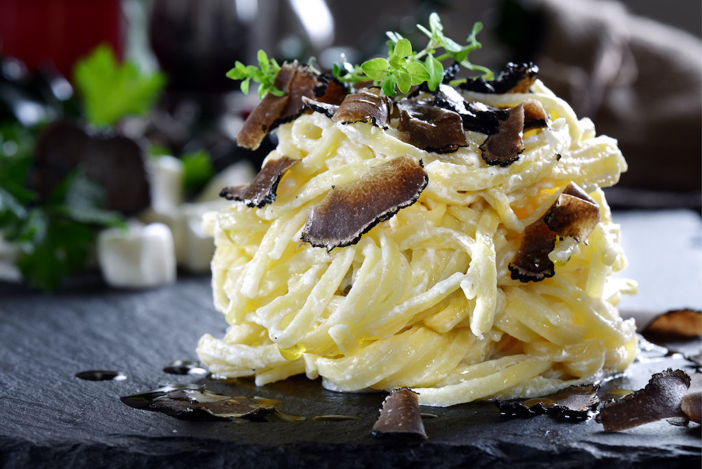 Truffle oil with real black truffle - based on extra virgin olive oil. For sauces and to refine dishes. Suitable for a vegan diet