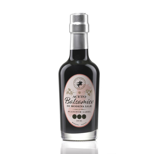 Aceto Balsamico di Modena "Il Nobile Nero". Gereift in Eichen-, Kirsch-, Kastanien-, Eschen- und Akazienfässern. In der traditionellen 250 ml Tortuga Flasche. Hohe Dichte (1,34) – Vegan - IGP