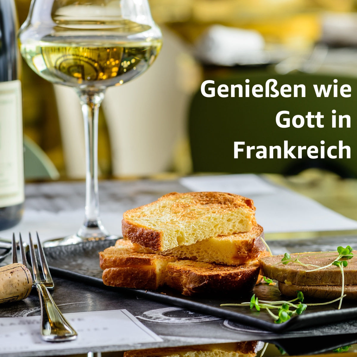 Geröstete Brioche-Scheiben mit Aufstrich auf Schieferplatte, dazu ein Glas Weißwein; Text: Genießen wie Gott in Frankreich