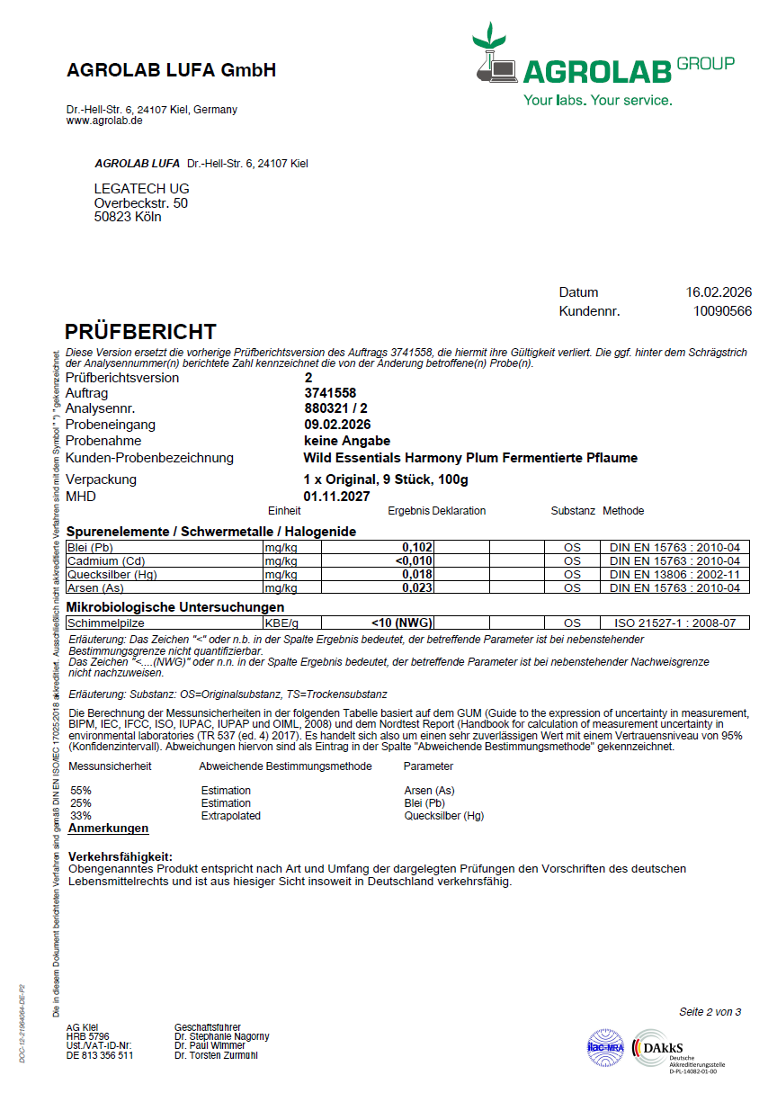 9 fermentierte grüne Pflaumen. Traditionelles Rezept. Umhüllt von Macha-Pulver