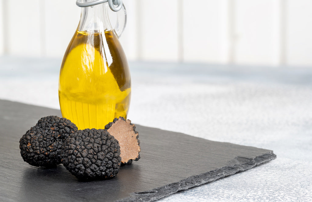 Olio al tartufo con vero tartufo nero - a base di olio extravergine di oliva. Per salse e per insaporire pietanze. Adatto ad una dieta vegana